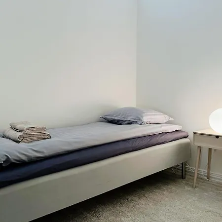 Luxury 3-bedroom On Beautiful Street Of דירה *