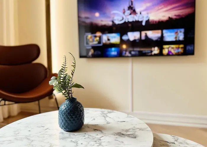 Διαμέρισμα Luxury 3-bedroom On Beautiful Street Of *